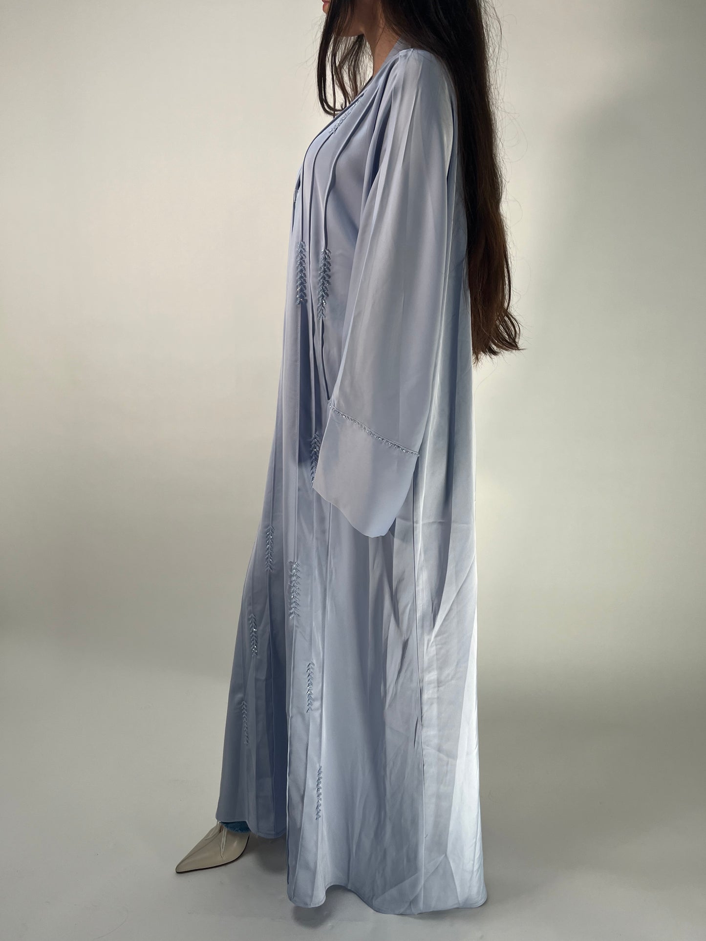 Abaya Jana – Perles et élégance pour l’Aïd 2025 💙✨